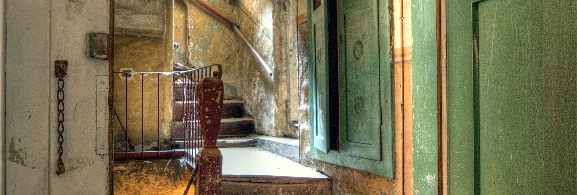 Innenansicht eines verlassenen Treppenhauses.